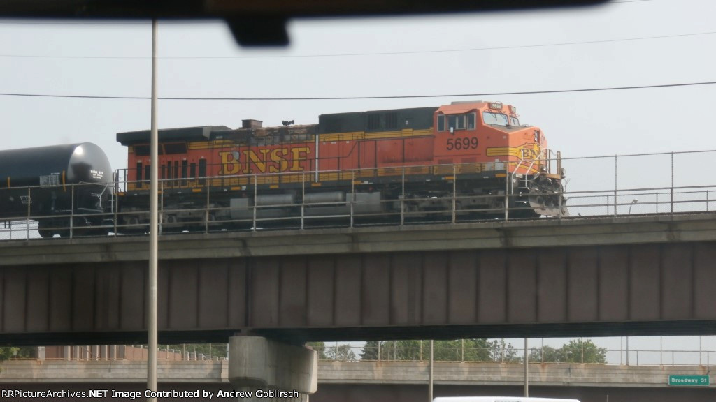 BNSF 5699